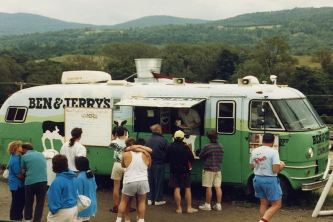 Ônibus Ben & Jerry's Cow com pessoas esperando na fila