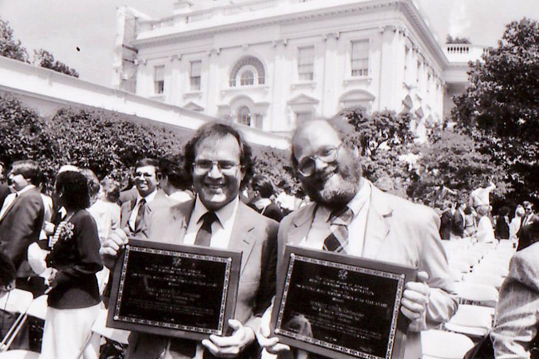 Ben & Jerry segurando suas placas de prêmio